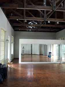 Empty gallery with mirrors where we will hand the site maps