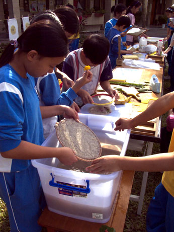 HuShan Students Making Paper