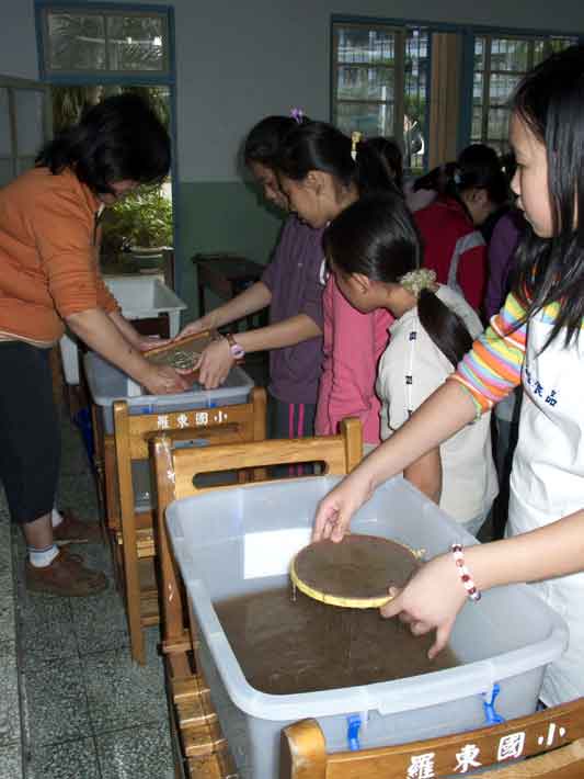 Lotund Students making paper