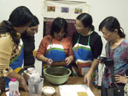 A-jie Women Making Paper